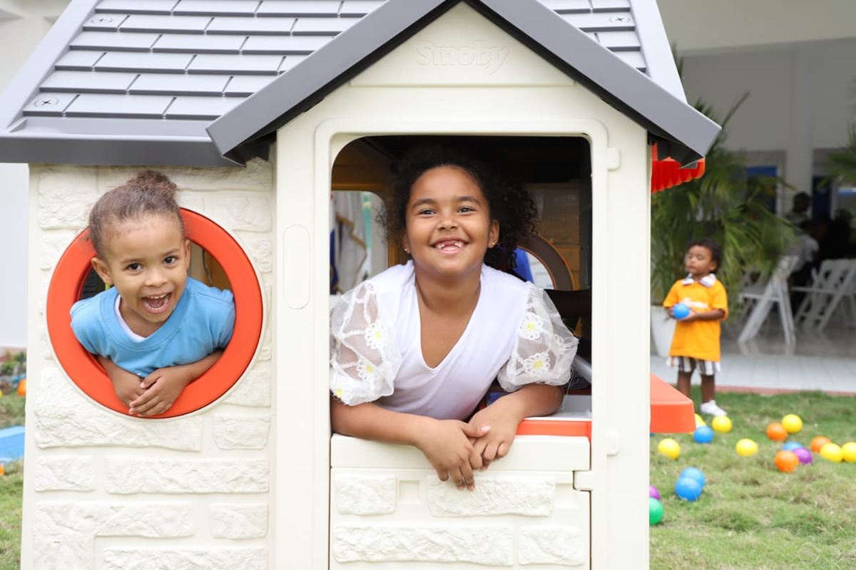 El presidente Abinader y Josefa Castillo Rodríguez inauguran el CAIPI Los Manantiales, en Verón Niños juegan en el Patio del nuevo Centro CAIPI
