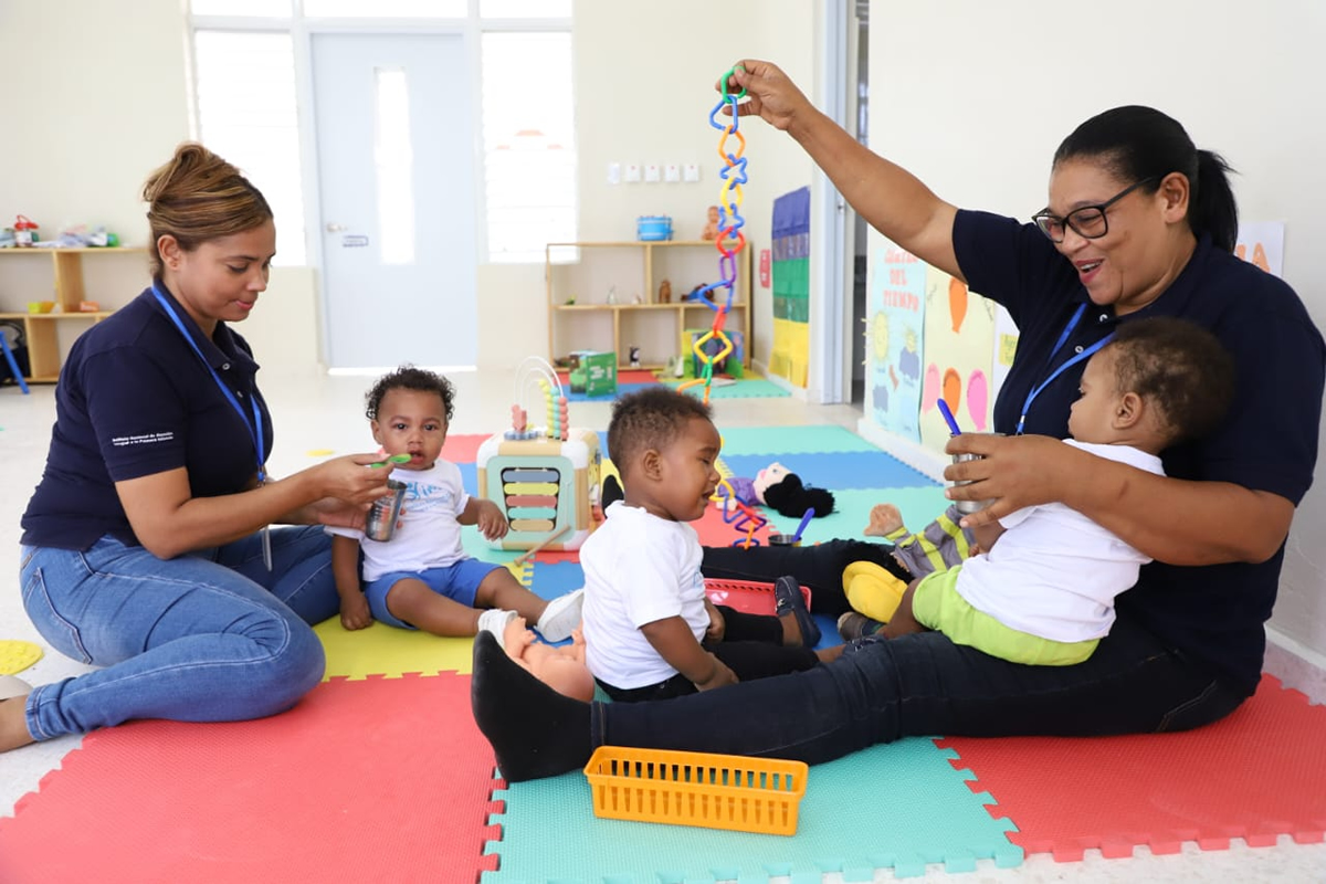 El presidente Abinader y Josefa Castillo Rodríguez inauguran el CAIPI Los Manantiales, en Verón Colaboradores con los niños en una de las aulas del Centro