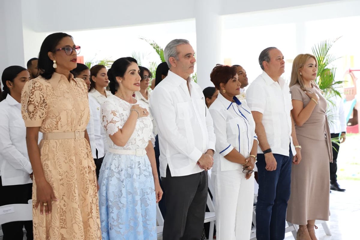 El presidente Abinader y Josefa Castillo Rodríguez inauguran el CAIPI Los Manantiales, en Verón Luis Abinader, presidente de la República Dominicana al centro junto a Josefa Castillo Rodríguez, directora ejecutiva del INAIPI y Raquel Arbaje de Abinader, primera dama de la República Dominicana