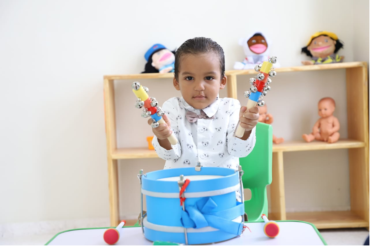 El presidente Abinader y Josefa Castillo Rodríguez inauguran el CAIPI Los Manantiales, en Verón Niño juega en una de las aulas