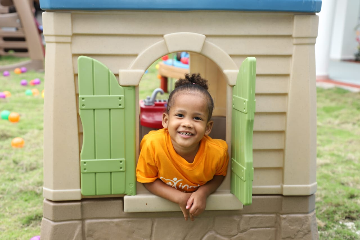 El presidente Abinader y Josefa Castillo Rodríguez inauguran el CAIPI Los Manantiales, en Verón Niña sonriente en el patio del nuevo Centro
