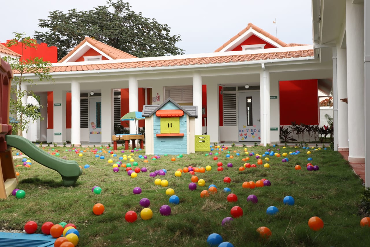 El presidente Abinader y Josefa Castillo Rodríguez inauguran el CAIPI Los Manantiales, en Verón Fachada del nuevo Centro CAIPI Los Manantiales