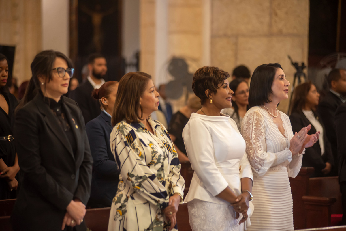 La primera dama Raquel Arbaje de Abinader, la directora ejecutiva del INAIPI, Josefa Castillo Rodríguez, directora ejecutiva del INAIPI y Ligia Pérez, presidenta del Consejo Nacional para la Niñez y la Adolescencia (CONANI)