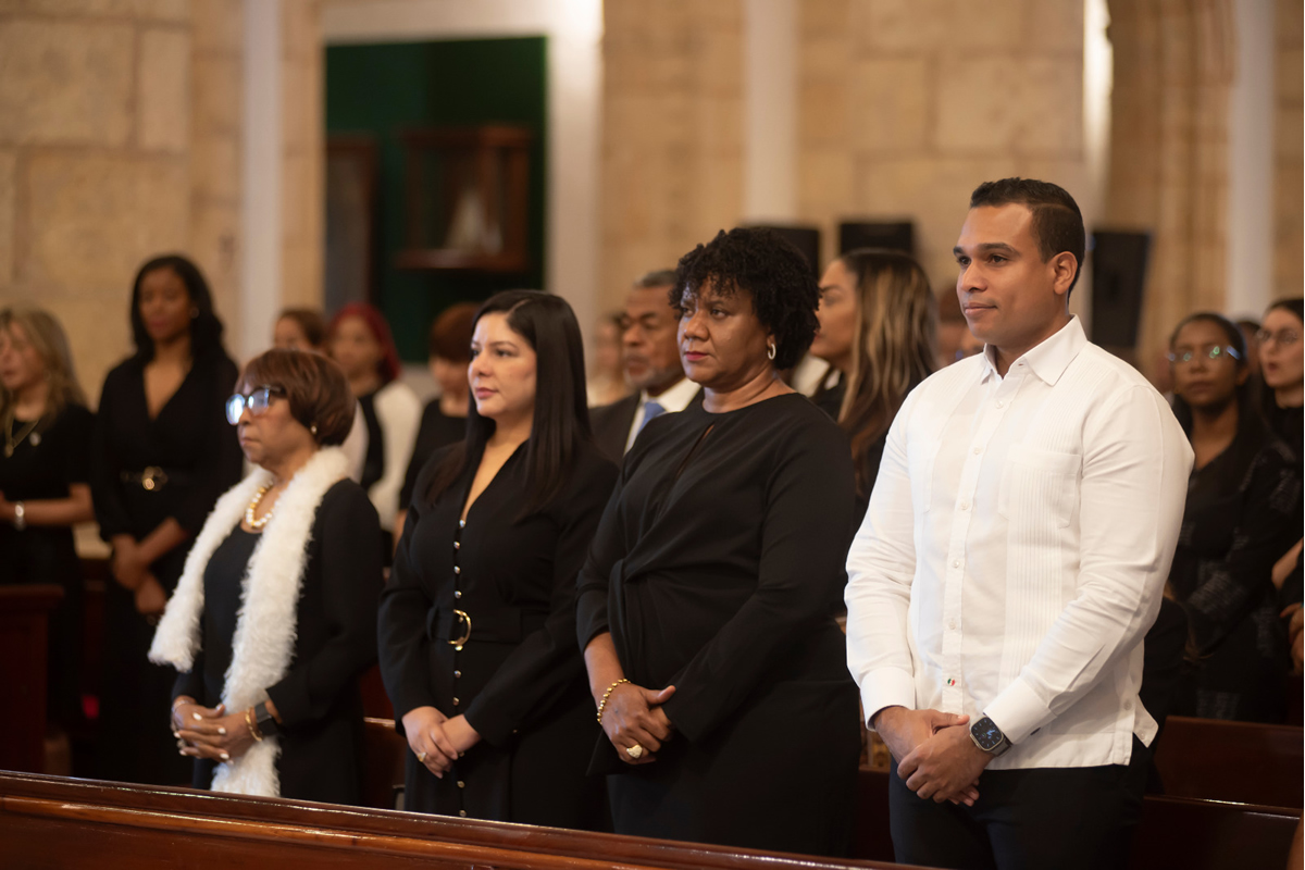 Colaboradores del INAIPI que asistieron a  la eucaristiía