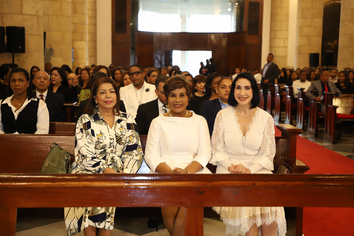 La misa fue encabezada por la primera dama de la República Dominicana, Raquel Arbaje de Abinader, la directora ejecutiva del INAIPI, Josefa Castillo Rodríguez y Ligia Pérez, presidenta del Consejo Nacional para la Niñez y la Adolescencia (CONANI)