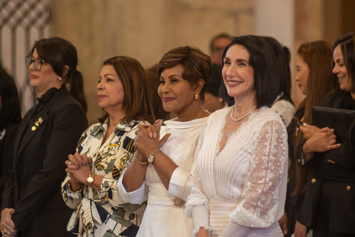 Josefa Castillo Rodríguez, directora ejecutiva del INAIPI al centro junto a Raquel Arbaje de Abinader, primera dama de la República Dominicana y Ligia Pérez, presidenta del Consejo Nacional para la Niñez y la Adolescencia (CONANI) 