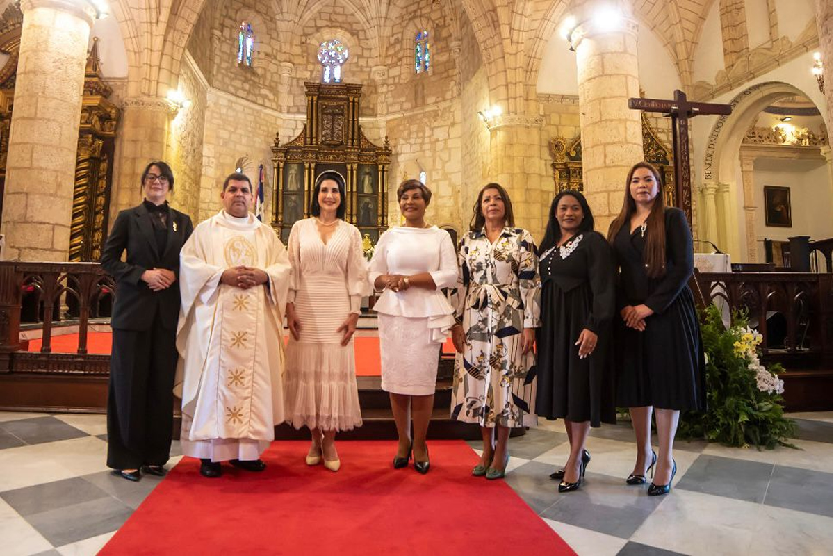 Pie de foto 1: El sacerdote Nelson Clark, párroco de la Catedral Primada de América; la primera dama Raquel Arbaje de Abinader, la directora ejecutiva del INAIPI, Josefa Castillo Rodríguez, directora ejecutiva del INAIPI y Ligia Pérez, presidenta del Consejo Nacional para la Niñez y la Adolescencia (CONANI) y las subdirectoras del INAIPI