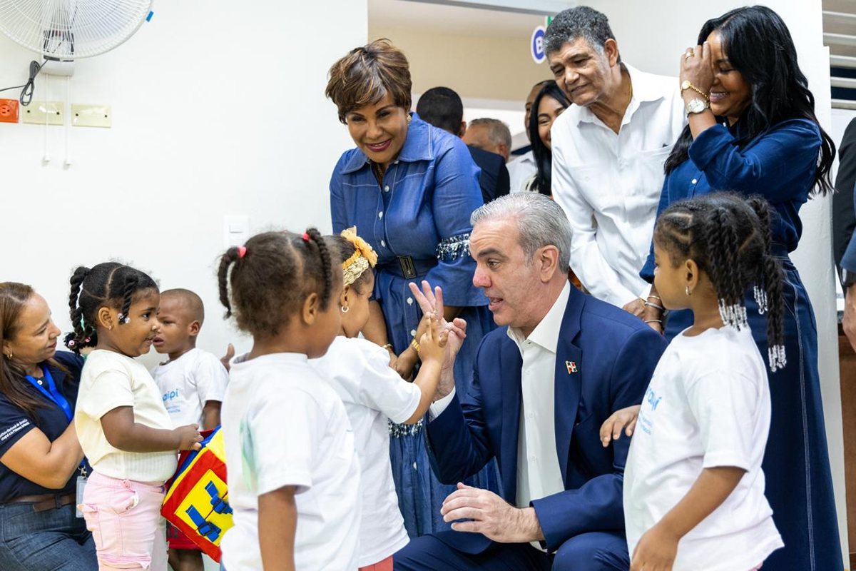 Luis Abinader, presidente de la República Dominicana, comparte con los niños en el nuevo Centro