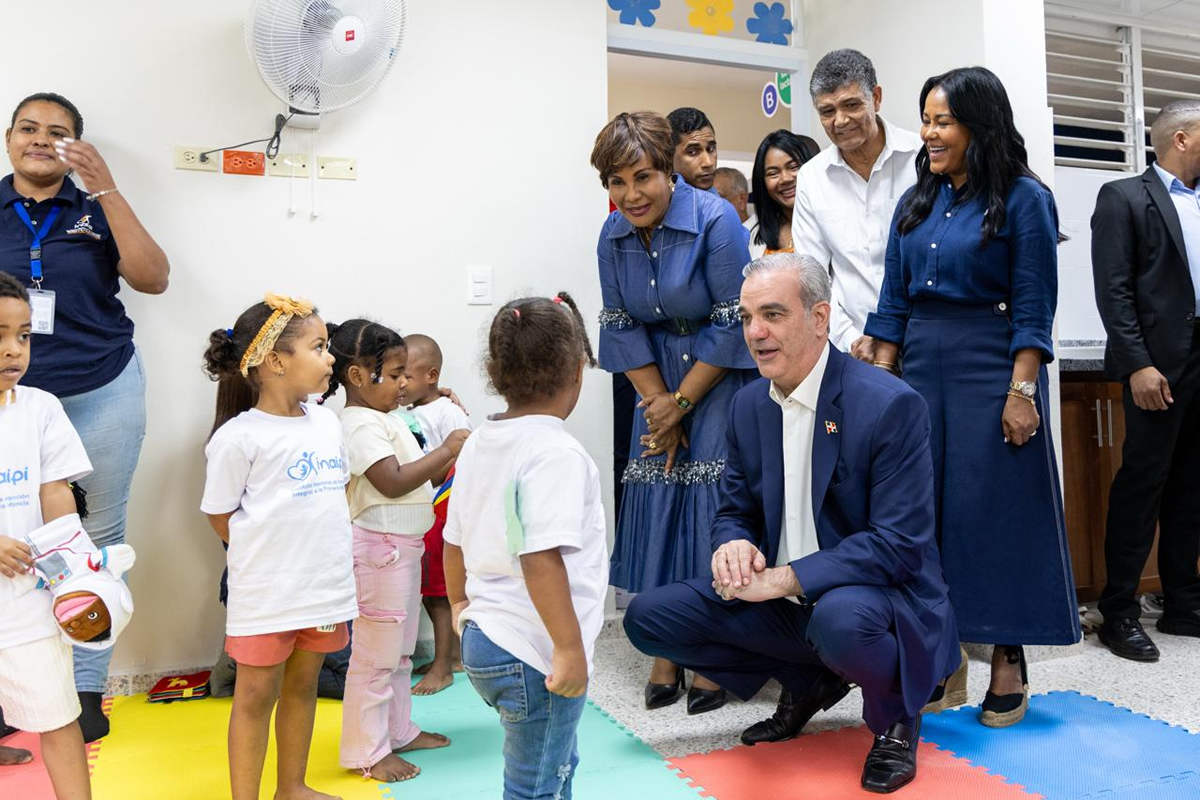 Luis Abinader, presidente de la República Dominicana, comparte con los niños en el nuevo Centro San Miguel