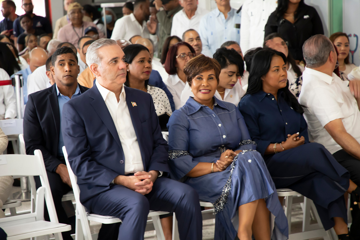 Luis Abinader, presidente de la República Dominicana junto a Josefa Castillo Rodríguez, directora ejecutiva del INAIPI en la inauguración CAIPI San Miguel, Manoguayabo 