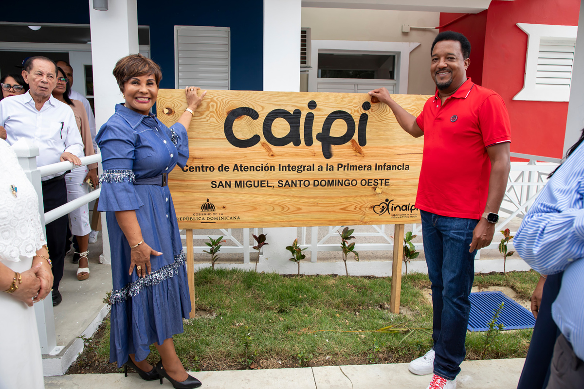 Josefa Castillo Rodríguez, directora ejecutiva del INAIPI junto a Pedro Martínez, ex lanzador de Grandes Ligas y Salón de la Fama de Cooperstown  