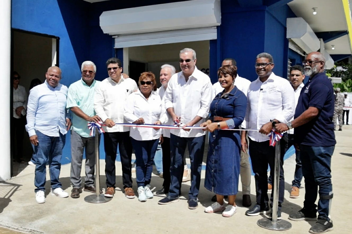 Luis Abinader, presidente de la República Dominicana corta cinta en la inauguración del Centro de Atención Integral a la Primera Infancia Comunitario (CAIPI C) La Ureña junto a Josefa Castillo Rodríguez, directora ejecutiva del INAIPI 
