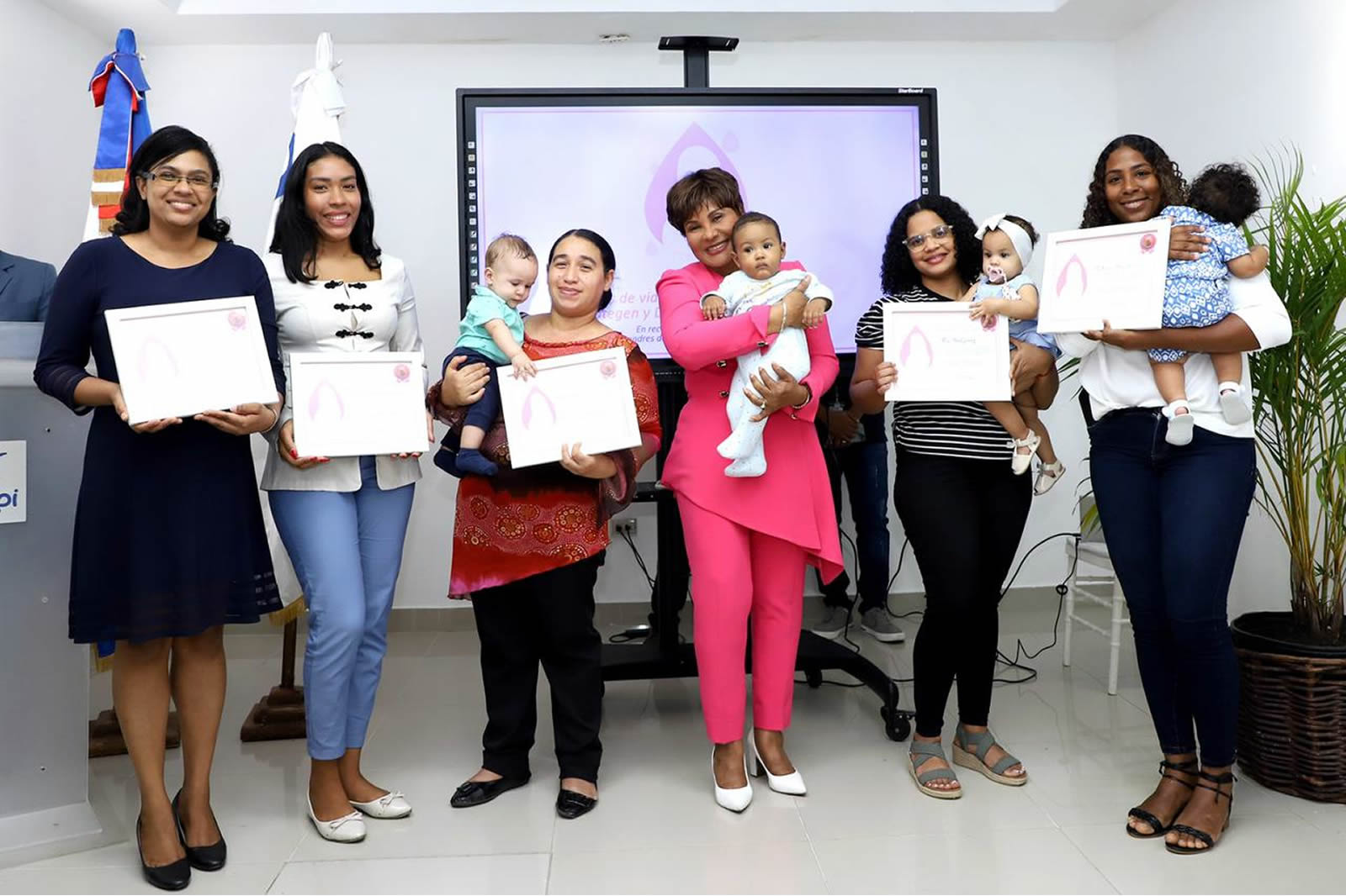 Josefa Castillo Rodríguez, directora ejecutiva de INAIPI, anunciando apoyo a madres lactantes de la Red Nacional de Donantes de Leche Materna