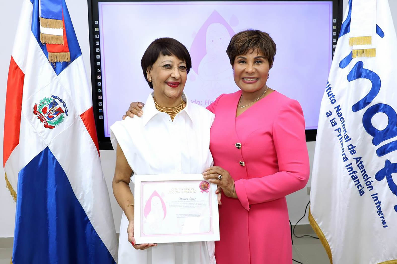 La directora ejecutiva del INAIPI, Josefa Castillo Rodríguez, reconoció a Mirian López, coordinadora del Proyecto de Promoción de Lactancia Materna