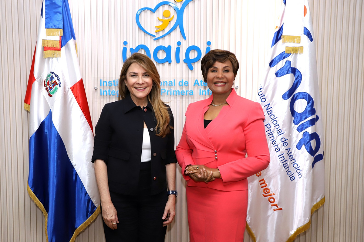 Josefa Castillo Rodríguez, directora ejecutiva de INAIPI, en reunión con Carolina Mejía, alcaldesa del Distrito Nacional, discutiendo la adecuación de juegos y espacios públicos para niños de 0 a 5 años