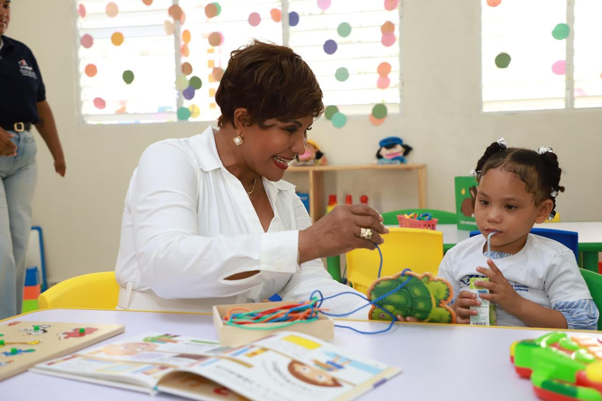 Josefa Castillo Rodríguez, directora ejecutiva del INAIPI, interactúa en el aula con niña en el nuevo Centro CAIPI C, Andalucía