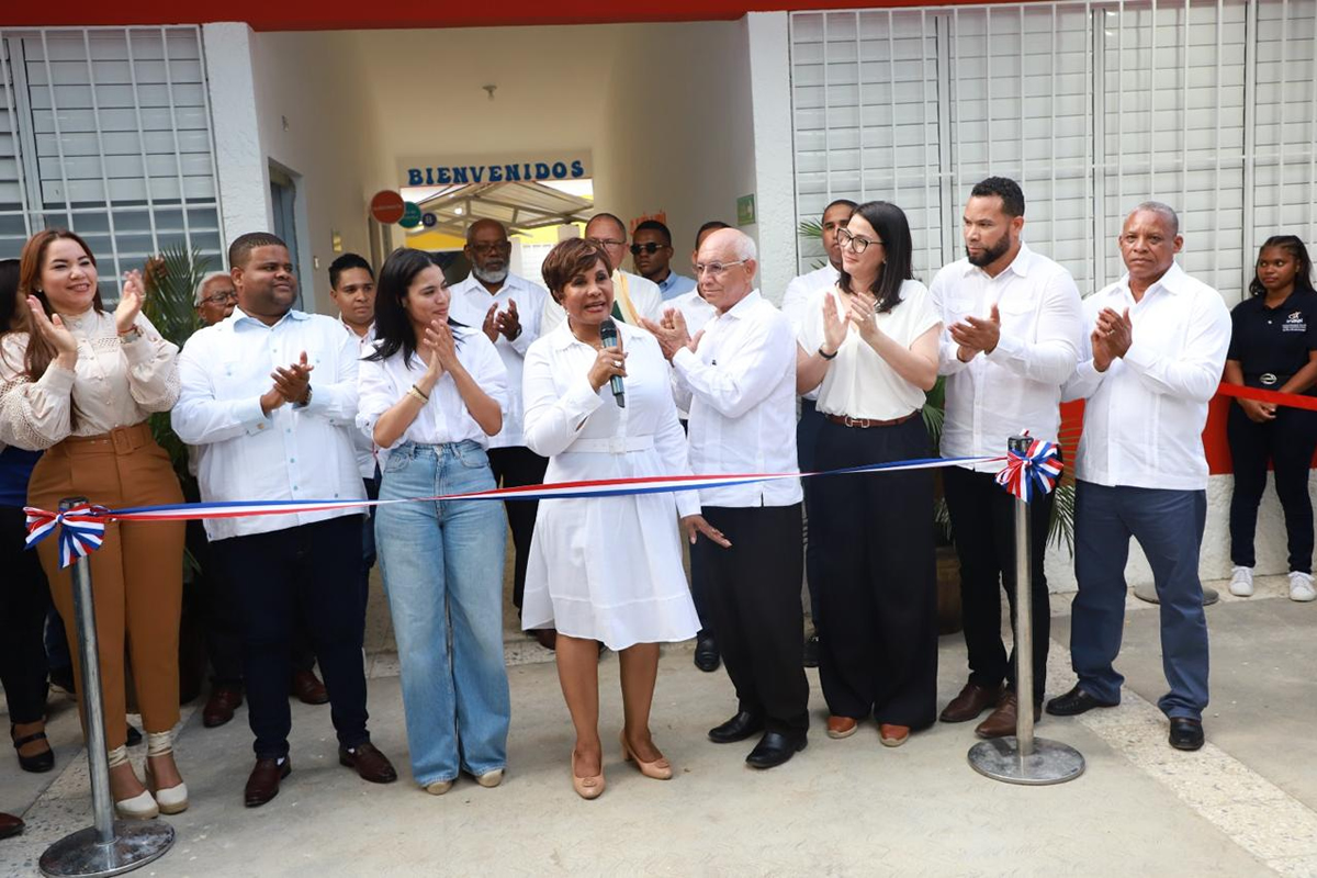Josefa Castillo Rodríguez, directora ejecutiva del INAIPI, inaugura el CAIPI C Andalucía, junto a autoridades locales, en beneficio de 100 niños y niñas de 0 a 5 años