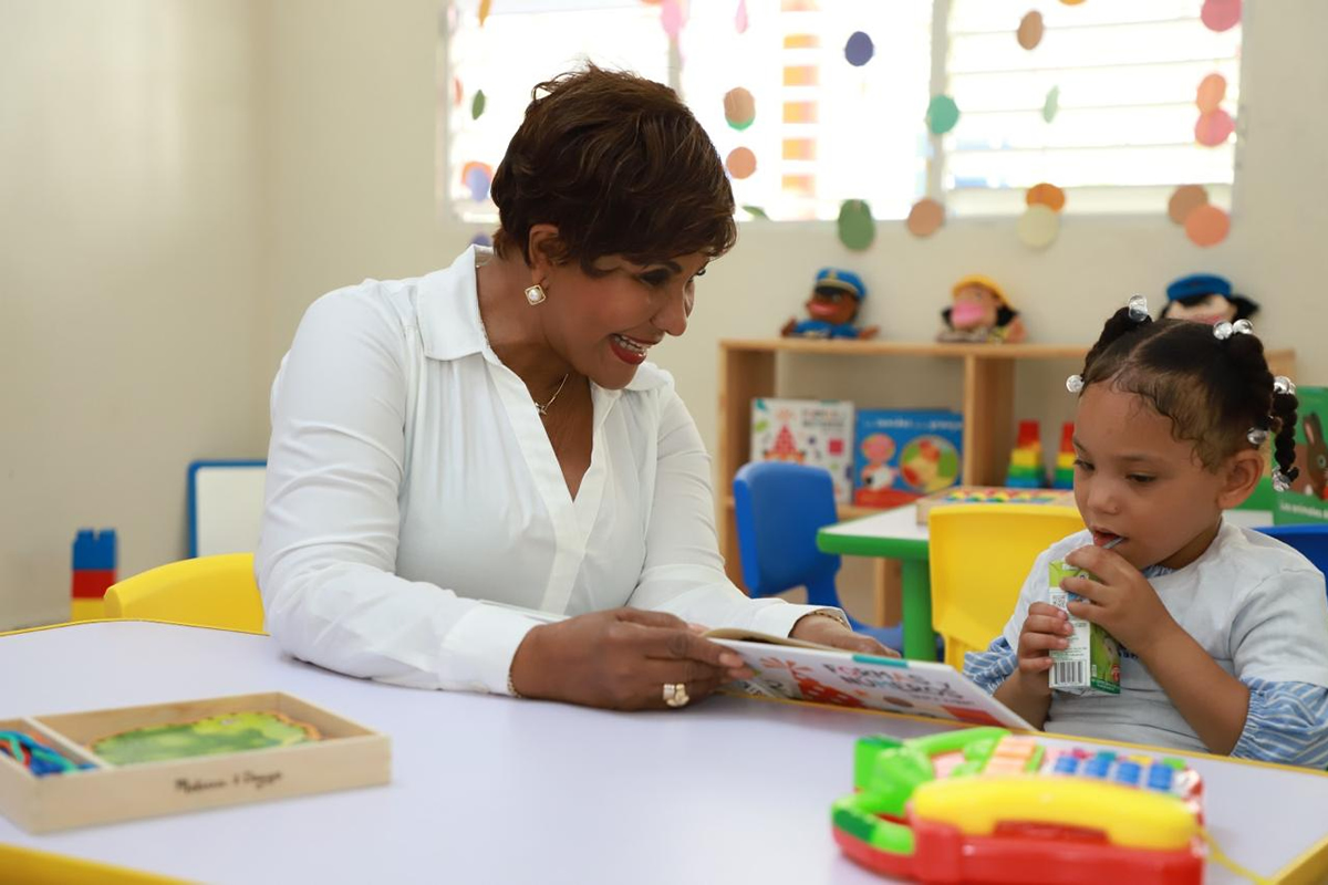 Josefa Castillo Rodríguez, directora ejecutiva del INAIPI, junto a niña en el aula del CAIPI C Andalucía