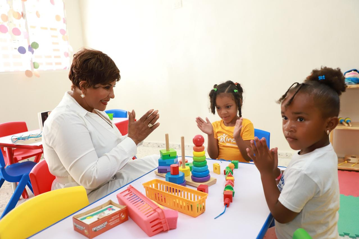 Josefa Castillo Rodríguez, directora ejecutiva del INAIPI, junto a niñas en el aula del CAIPI C Andalucía