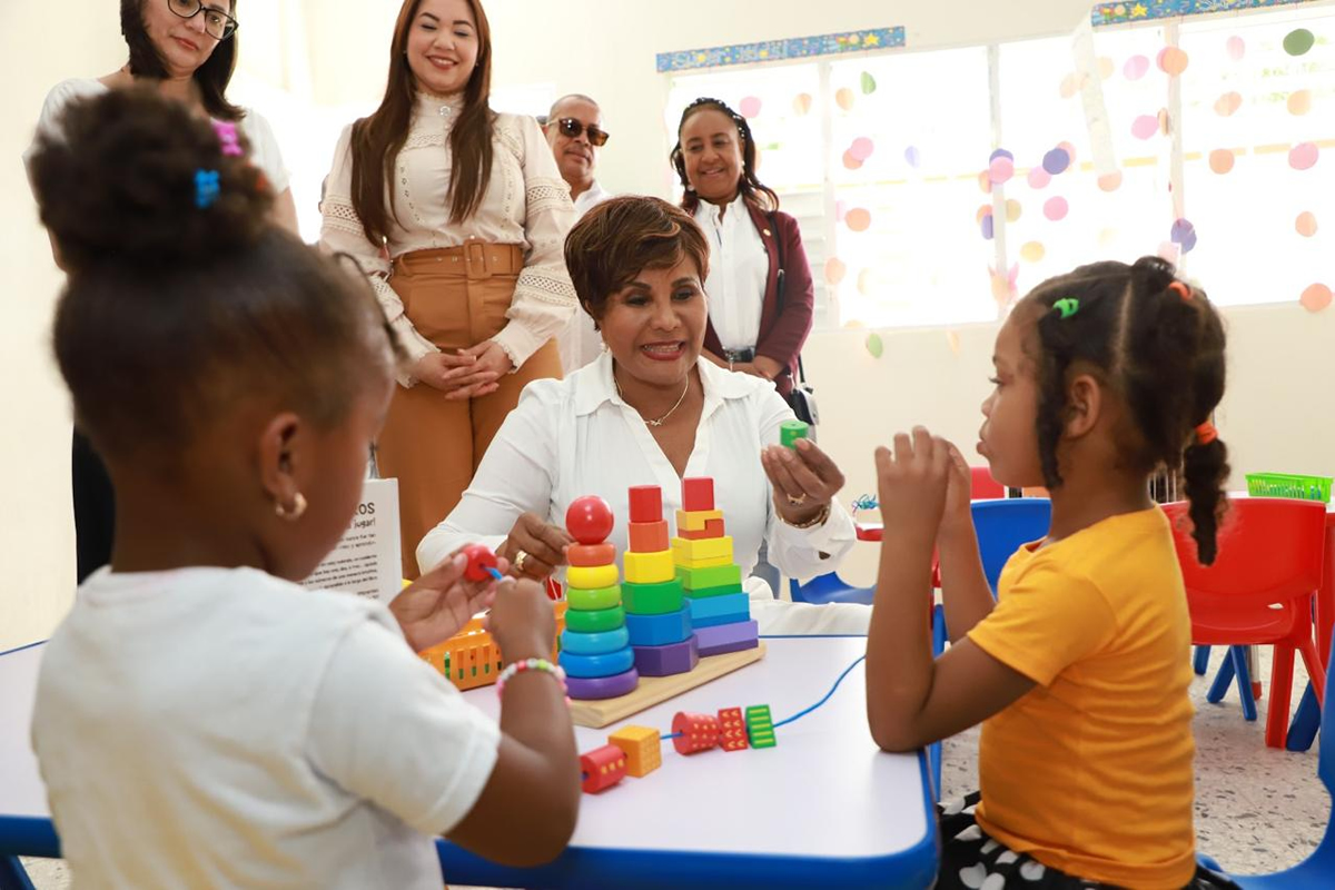 Josefa Castillo Rodríguez, directora ejecutiva del INAIPI, junto a  autoridades comparte con niñas en el aula del CAIPI C Andalucía