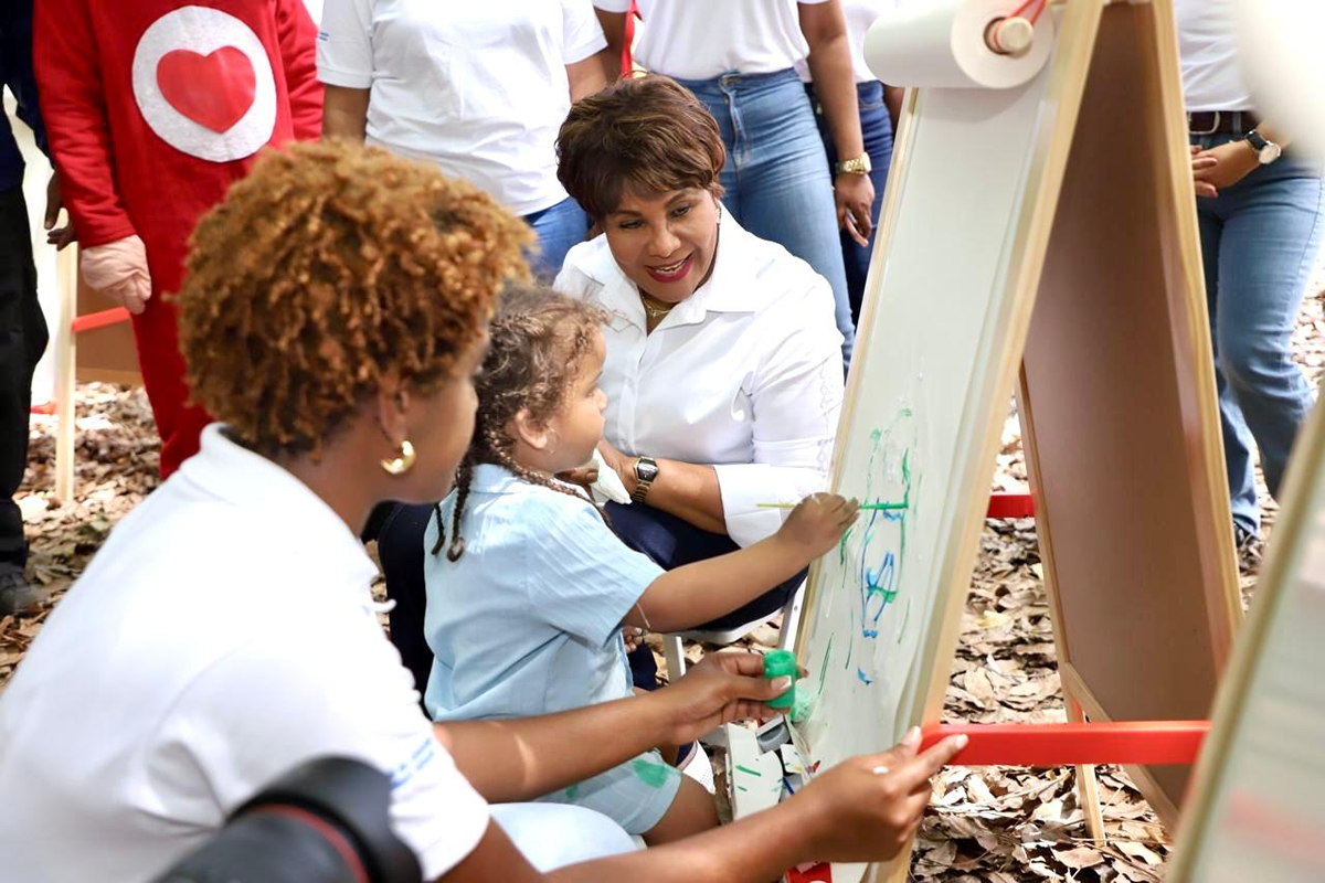 Josefa Castillo comparte con niña pintando en mi verano en familia