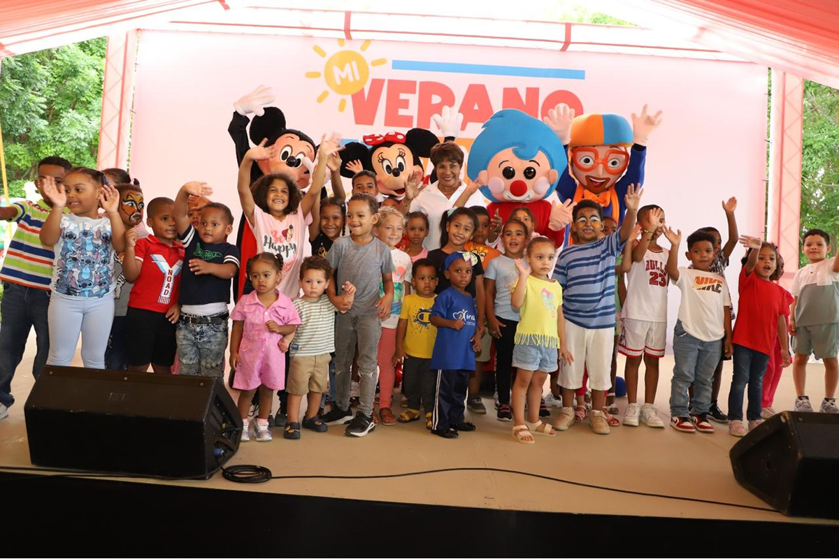 Josefa Castillo Rodríguez, directora ejecutiva de INAIPI, junto a los niños que asistieron al evento mi verano en familia en Santiago