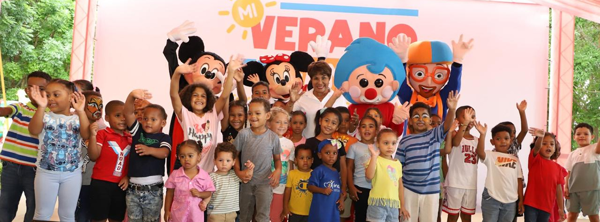 Josefa Castillo Rodríguez, directora ejecutiva de INAIPI, junto a los niños que asistieron al evento mi verano en familia en Santiago