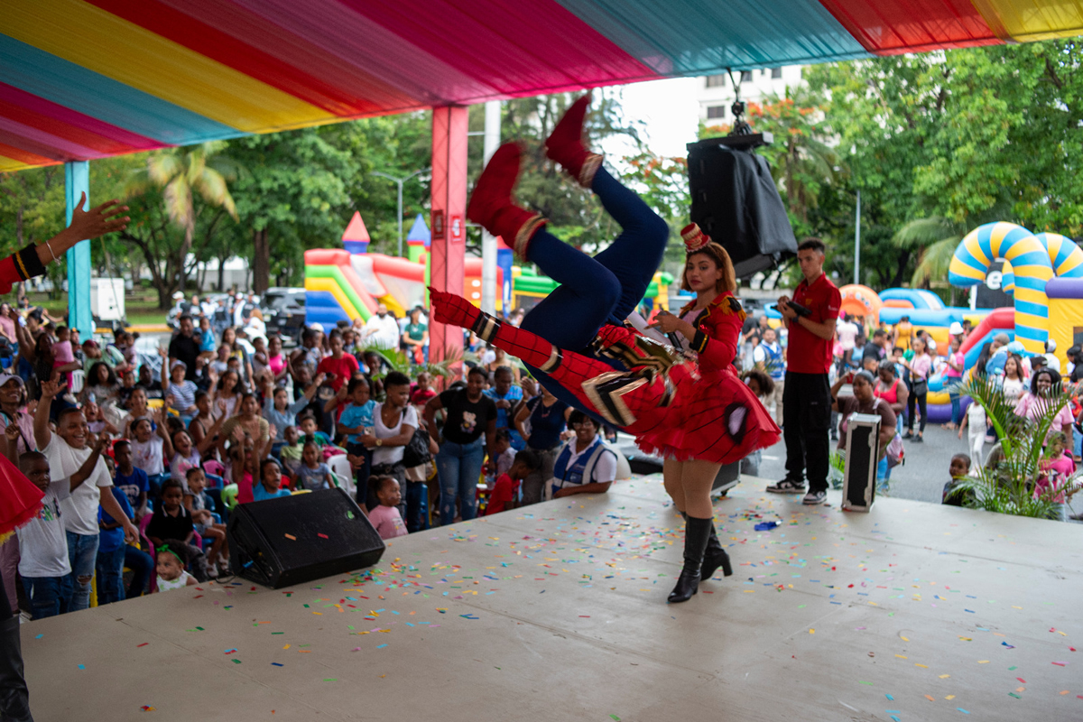 La tarima se llenó de ritmo, colores y alegría en Mi Verano en Familia.