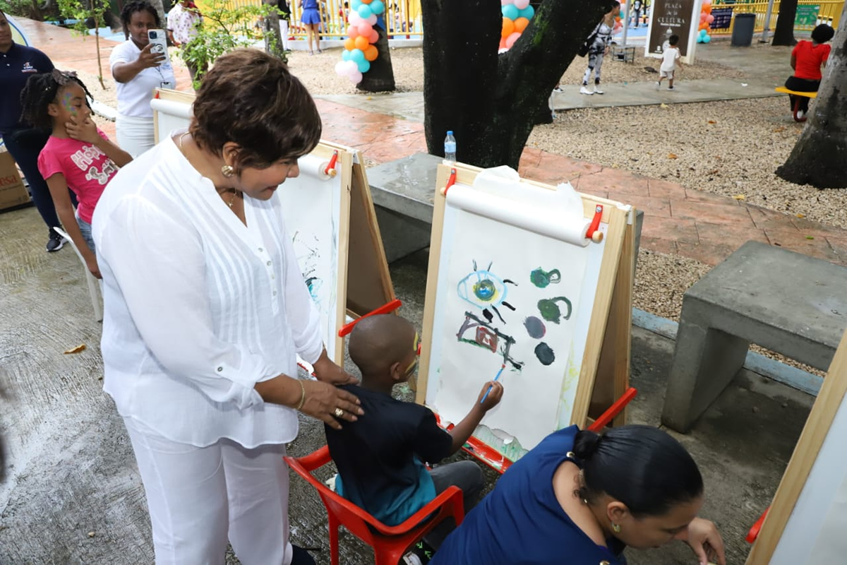 Josefa Castillo Rodríguez, directora ejecutiva del INAIPI, observa a niño dibujando