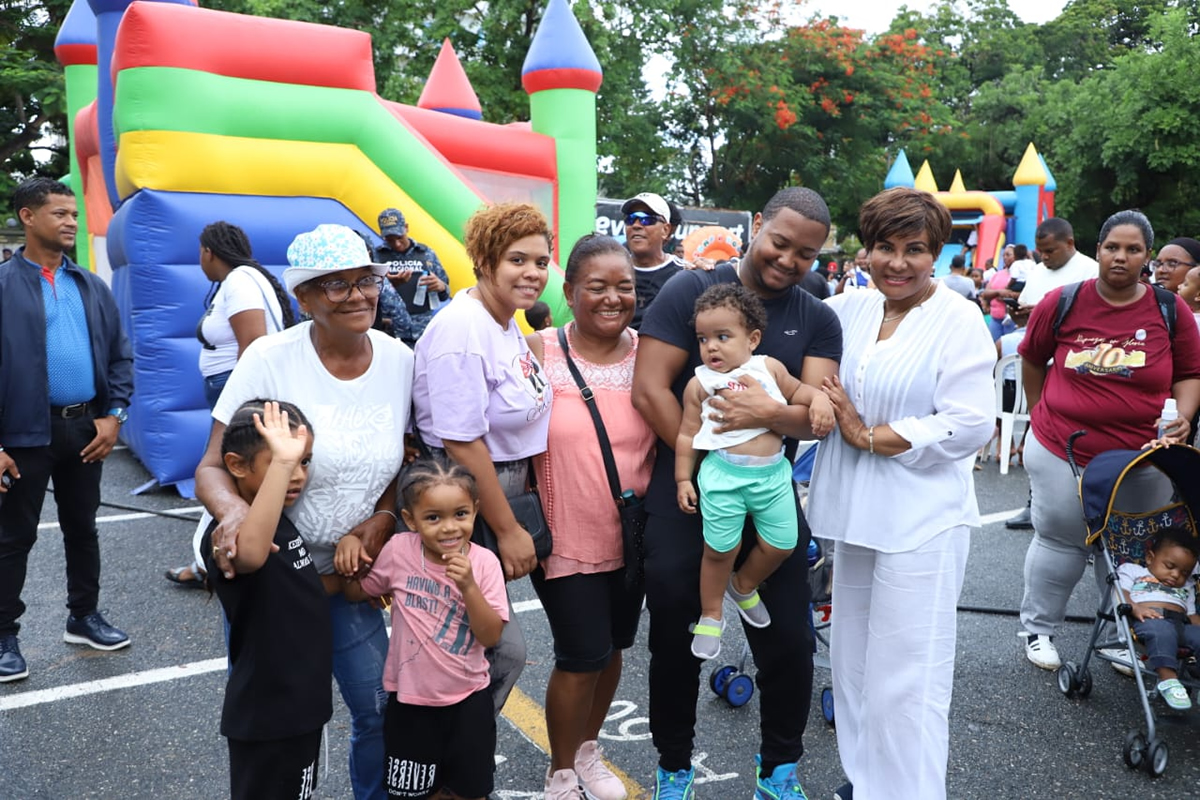 Josefa Castillo Rodríguez, directora ejecutiva del INAIPI, comparte con una familia en actividad “Mi Verano en Familia”