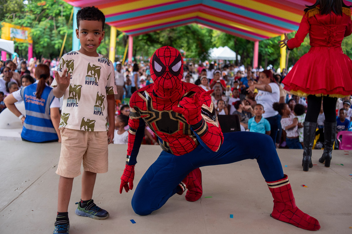 Niño disfruta con personaje de Spiderman