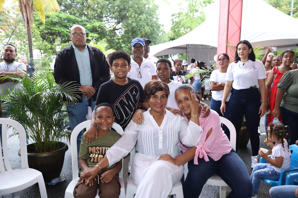 Josefa Castillo Rodríguez, directora ejecutiva del INAIPI, comparte con familia en actividad “Mi Verano en Familia”