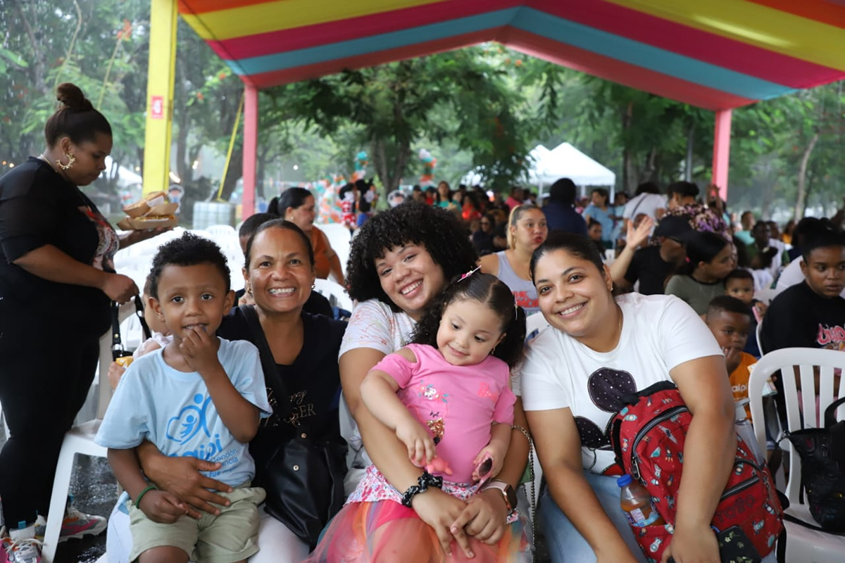 Familia alegre en la actividad “Mi Verano en Familia”