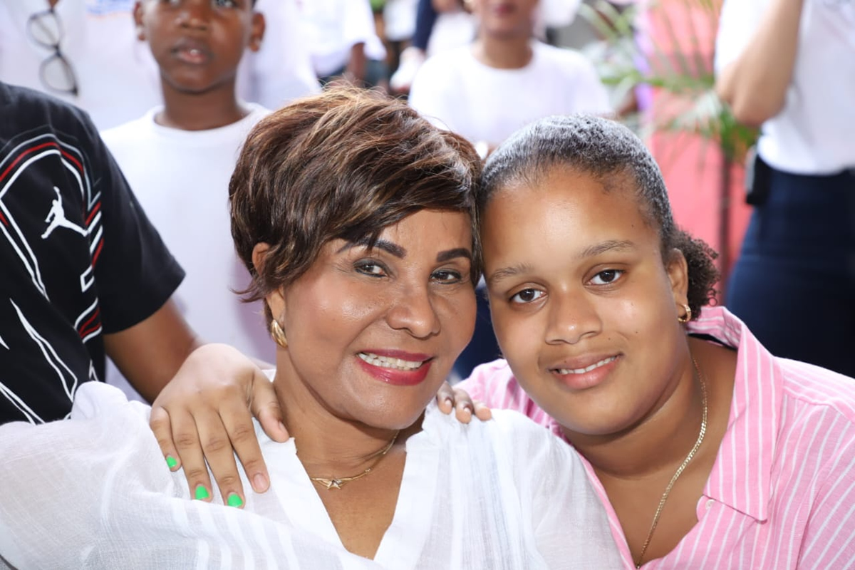 Josefa Castillo Rodríguez, directora ejecutiva del INAIPI, comparte con Madre en la actividad
