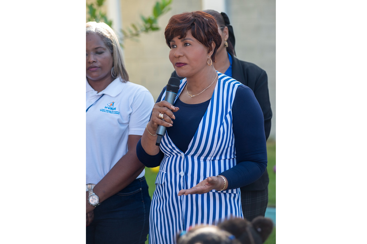 Josefa Castillo Rodríguez, directora del INAIPI, dice una palabras en la apertura de los servicios