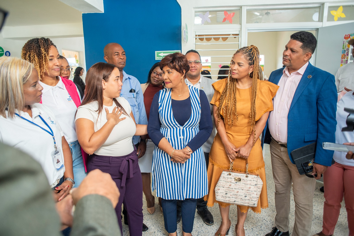 Josefa Castillo Rodríguez, directora del INAIPI, comparte experiencias con los asistentes en el inicio de los servicios