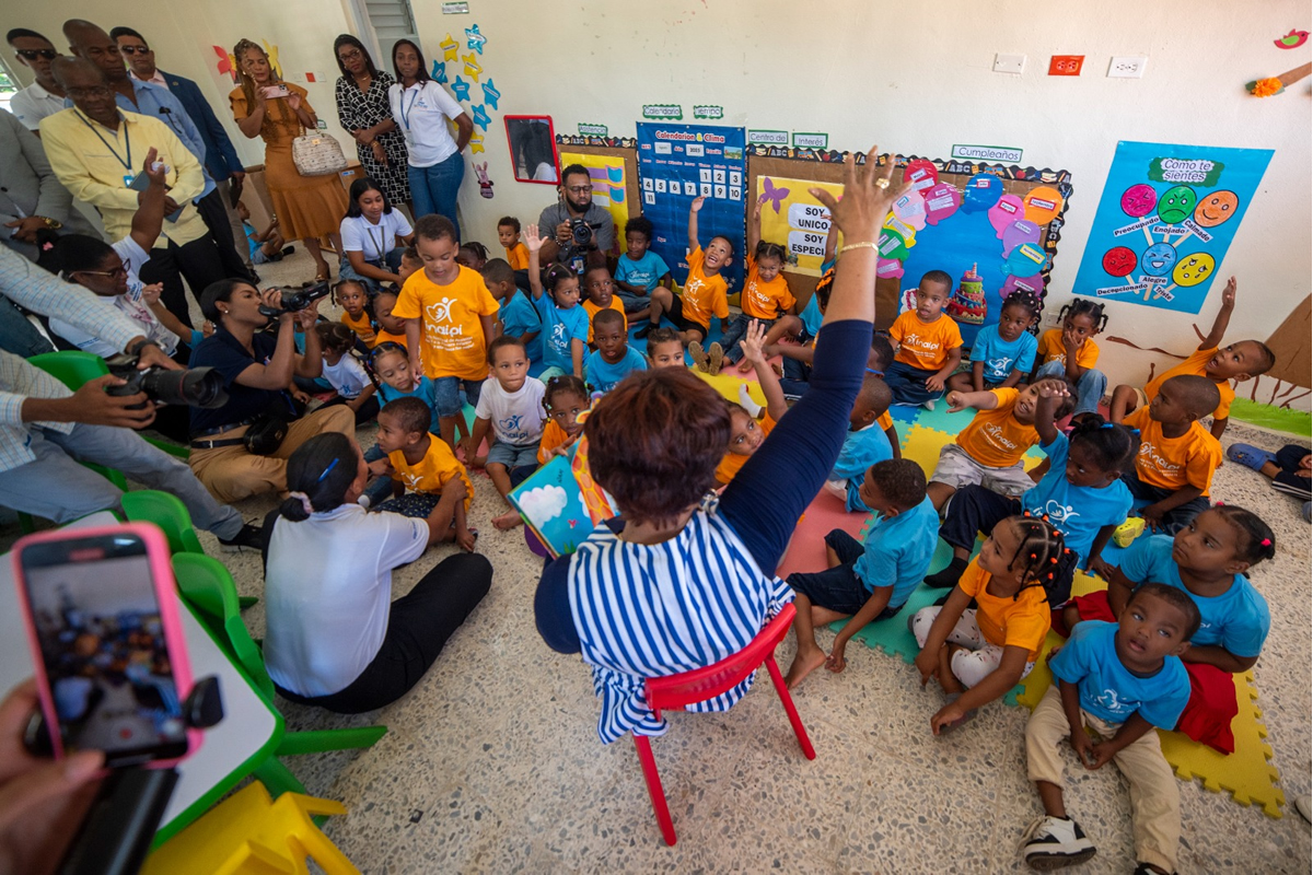 Josefa Castillo Rodríguez, directora del INAIPI, comparte con los niños en el aula mientras les lee un cuento durante el inicio de los servicios