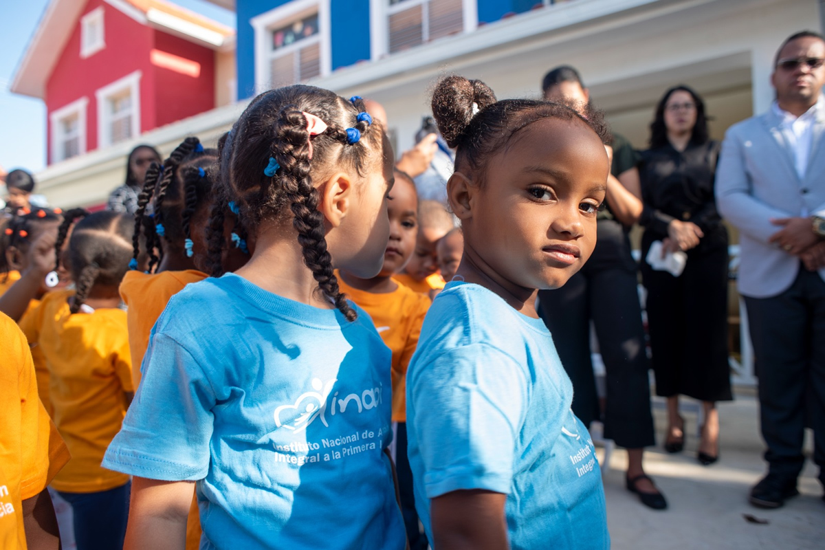 Pequeños participan con alegría en la inauguración de los servicios del INAIPI.