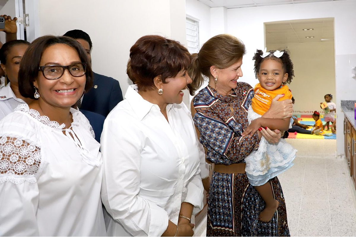 Raquel Peña, vicepresidenta de la República, junto a Josefa Castillo, directora ejecutiva del INAIPI en el recorrido del nuevo CAIPI “El Castillo”