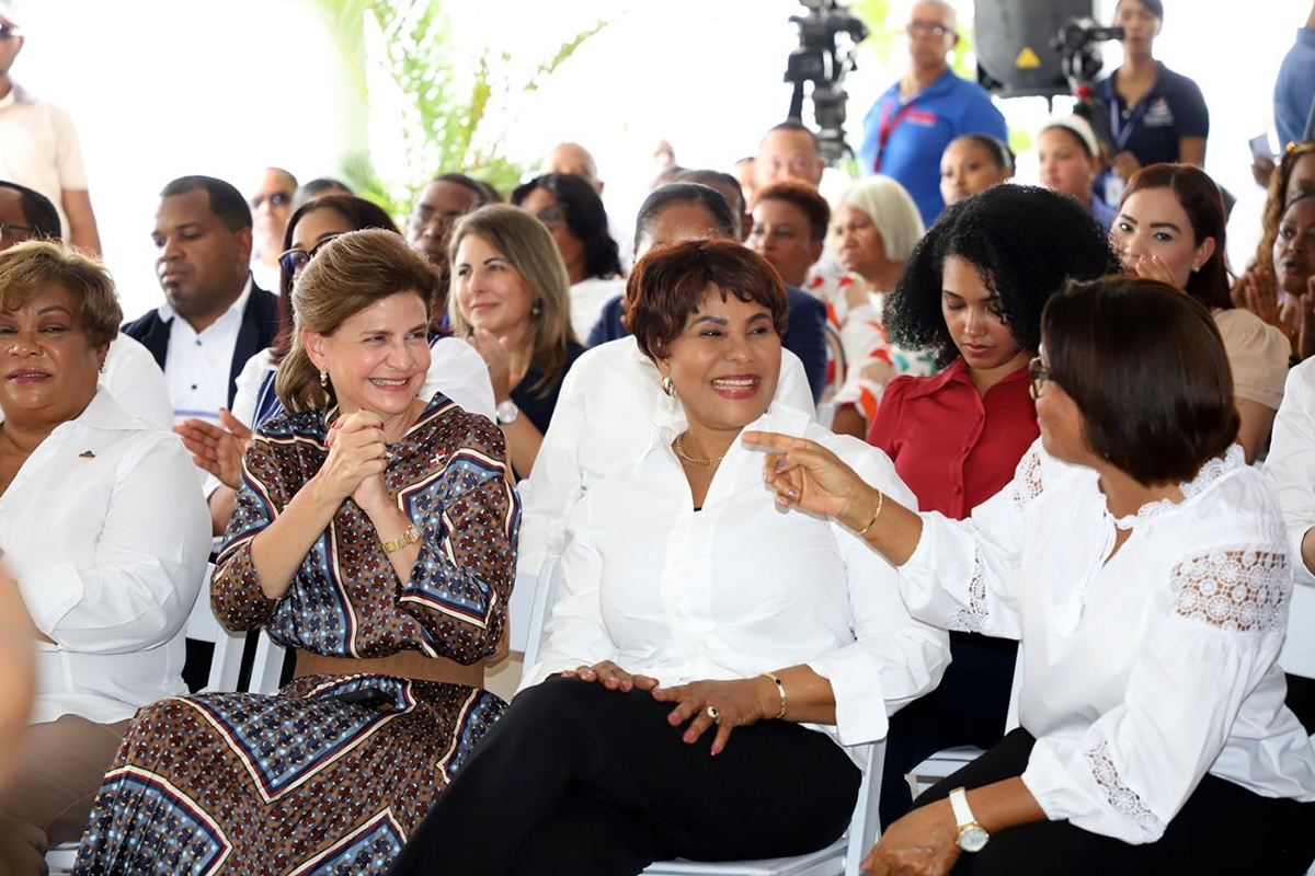 Raquel Peña, vicepresidenta de la República y Josefa Castillo, directora ejecutiva del INAIPI comparten junto a personalidades que asistieron al acto de inauguración