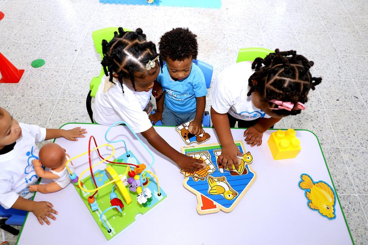 Niños juegan en el aula del nuevo CAIPI