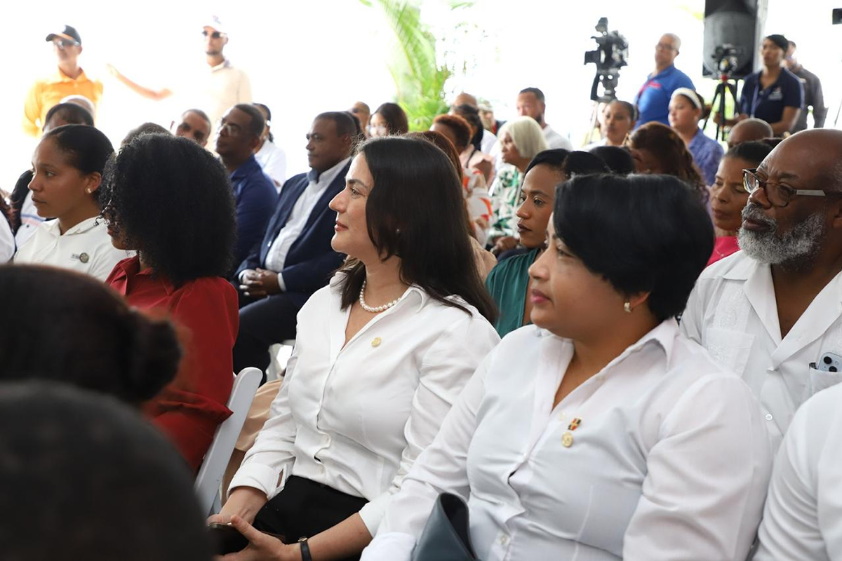 Parte de los invitados presentes en al acto de inauguración