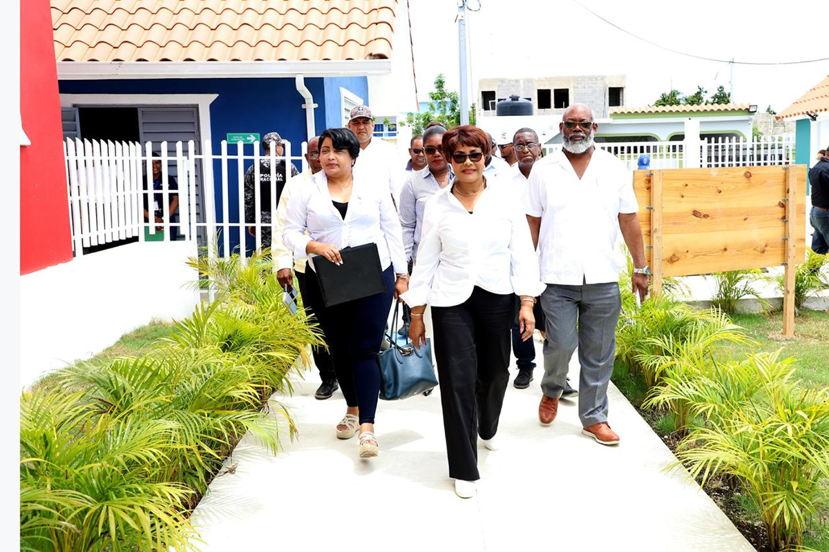 Josefa Castillo, directora ejecutiva del INAIPI, mientras camina con parte de los asistentes