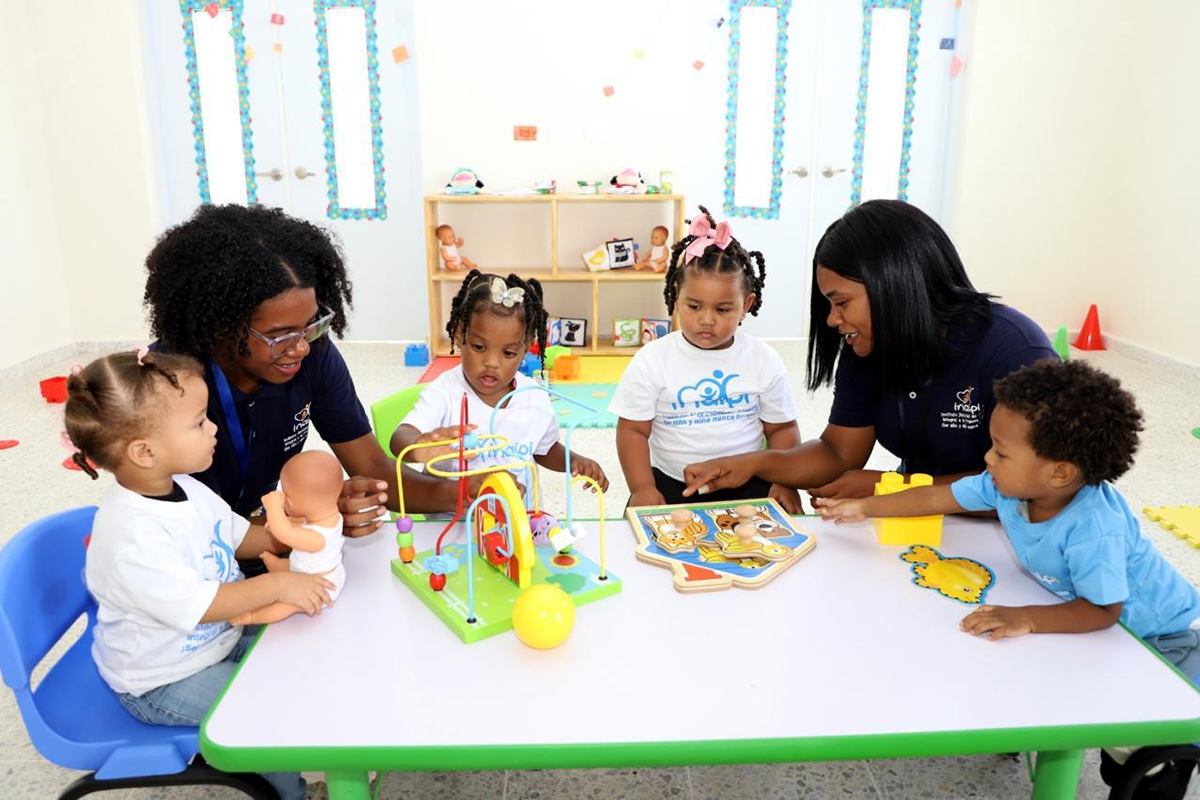 Niños en el aula junto a los coordinadores