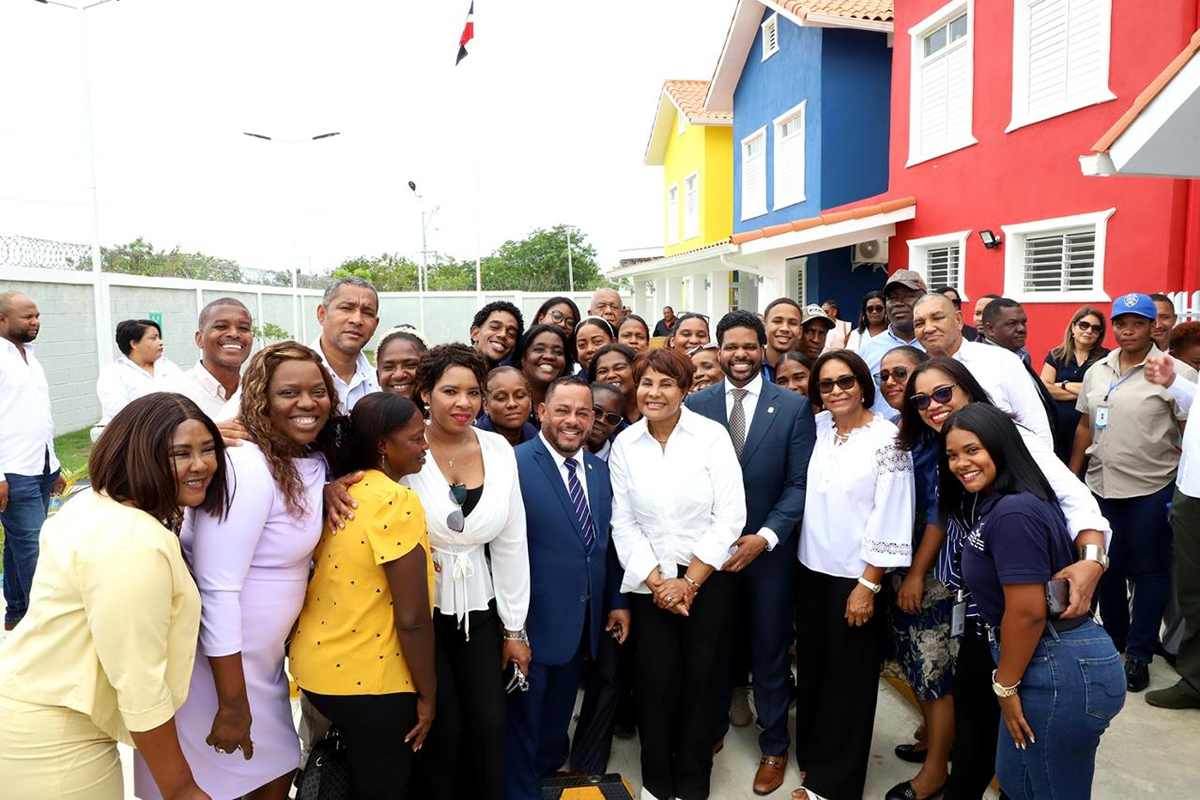 Josefa Castillo, directora ejecutiva del INAIPI, junto a los presentes que asistieron al acto de inauguración