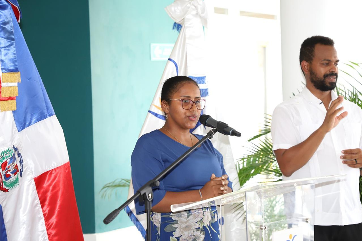 Naideli Pimentel, representante de los padres y tutores, da las gracias por el nuevo Centro