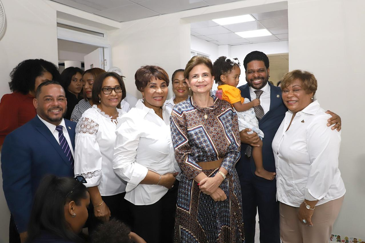 Raquel Peña, vicepresidenta de la República, junto a Josefa Castillo, directora ejecutiva del INAIPI junto a personalidades presentes en la inauguración