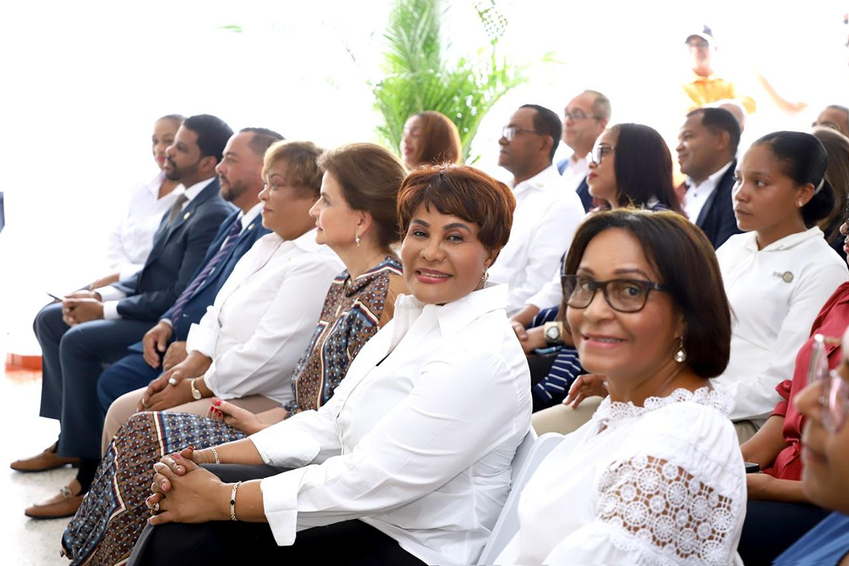 Raquel Peña, vicepresidenta de la República, junto a Josefa Castillo, directora ejecutiva del INAIPI y demás personalidades que asistieron al acto de inauguración