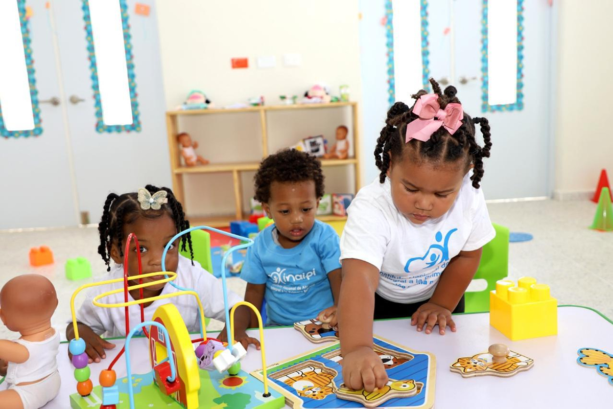 Niños juegan en el aula del nuevo CAIPI
