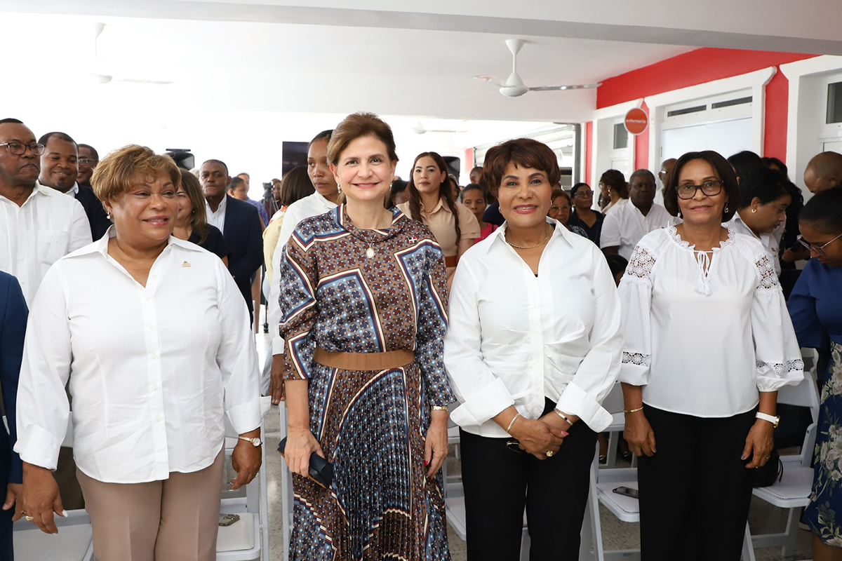 Raquel Peña, vicepresidenta de la República, junto a Josefa Castillo, directora ejecutiva del INAIPI y demás personalidades que asistieron al acto de inauguración